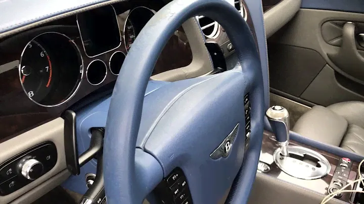 Bentley Continental стерлась кожа на руле и перетерлись нитки.